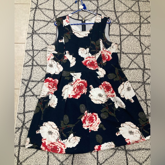 Dresses & Skirts - Floral Sleeveless Dress. Size XL